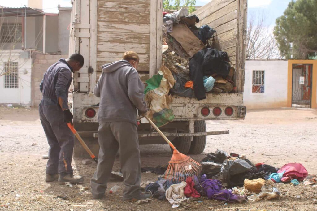 Retira Gobierno Municipal 2.5 toneladas de basura y tiliches de vivienda al sur de la ciudad
