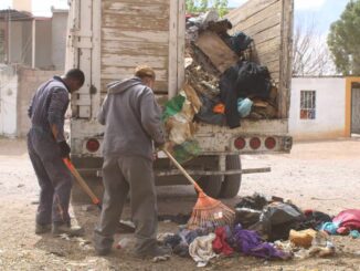 Retira Gobierno Municipal 2.5 toneladas de basura y tiliches de vivienda al sur de la ciudad