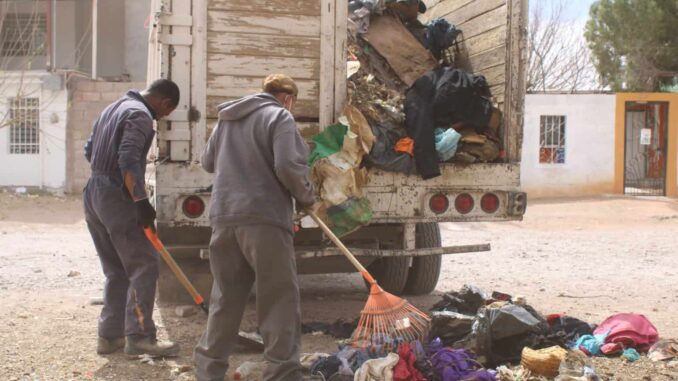 Retira Gobierno Municipal 2.5 toneladas de basura y tiliches de vivienda al sur de la ciudad
