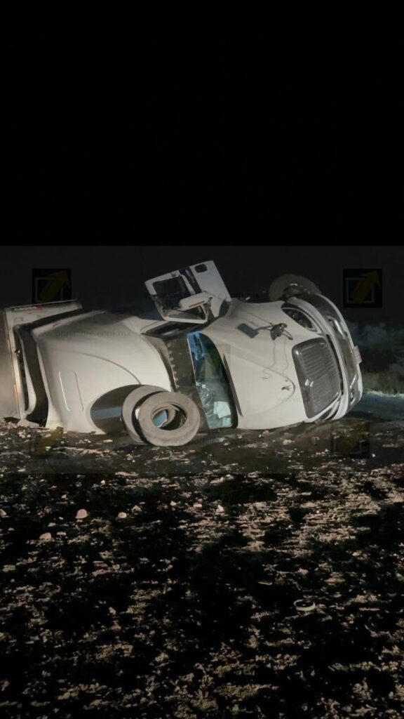 Vuelca Camión de Carga en las Curvas del Perico