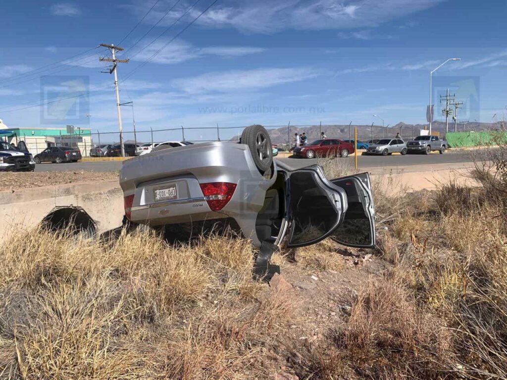 Incidente en la Calzada del Colegio de Bachilleres 21: Volcadura sin lesionados