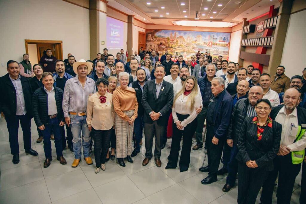 Recibe Alcalde Bonilla y presidenta del DIF Municipal cheque de CMIC para construcción de casa hogar