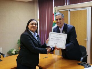 Otorga Tecnológico de NCG mención honorífica a alumna por su desempeño en examen de egreso