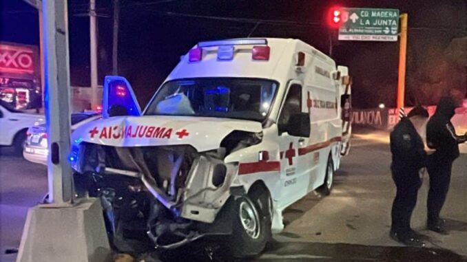Choca ambulancia contra particular en cruce de Cuauhtémoc; tres lesionados