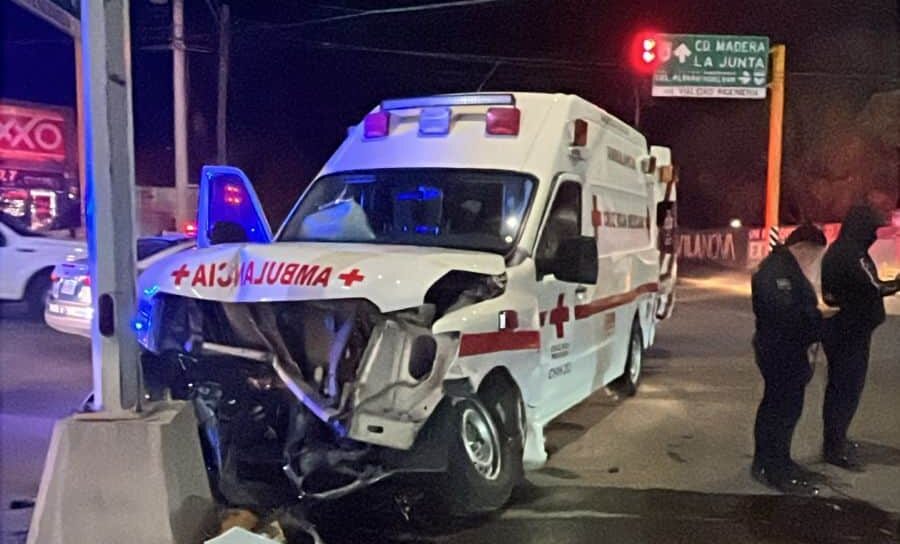 Choca ambulancia contra particular en cruce de Cuauhtémoc; tres lesionados