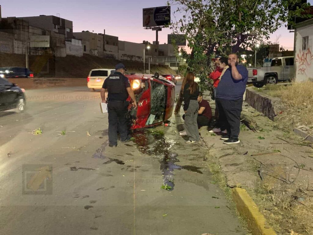 Joven pierde el control de su vehículo y vuelca en La Cantera