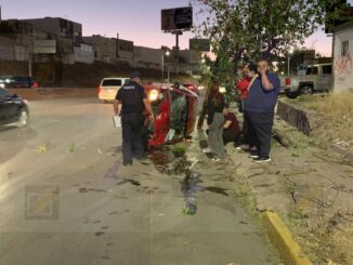 Joven pierde el control de su vehículo y vuelca en La Cantera