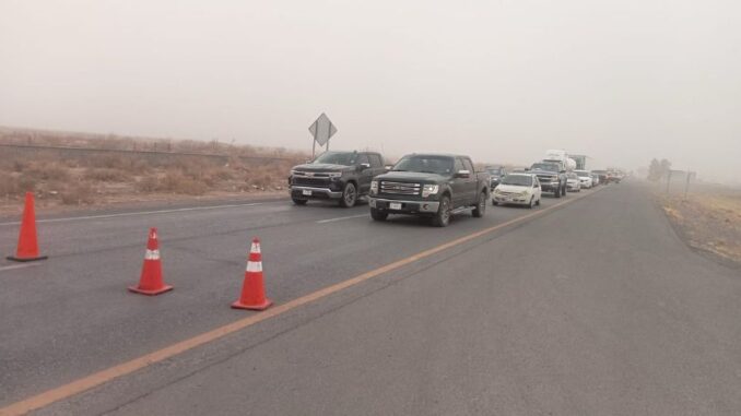 Reportan cierres parciales en tramo carretero Juárez-Ahumada por fuertes vientos
