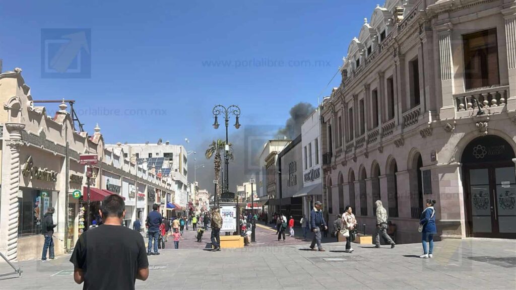 Se quema tienda de ropa en el Centro; evacuan comercios y caos vial