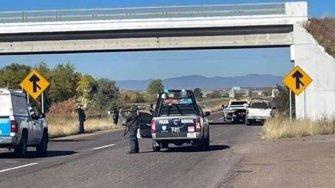 Ejecutan a tres a la orilla de la carretera a La Junta