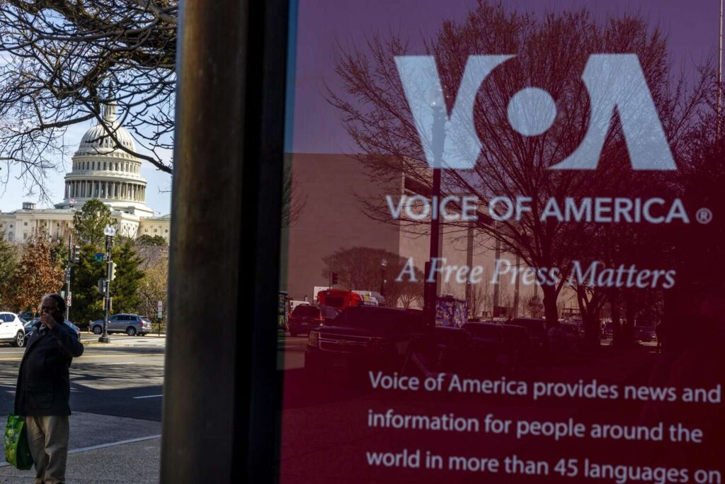 Trump deja morir a la histórica Voz de América por «antiamericanos»
