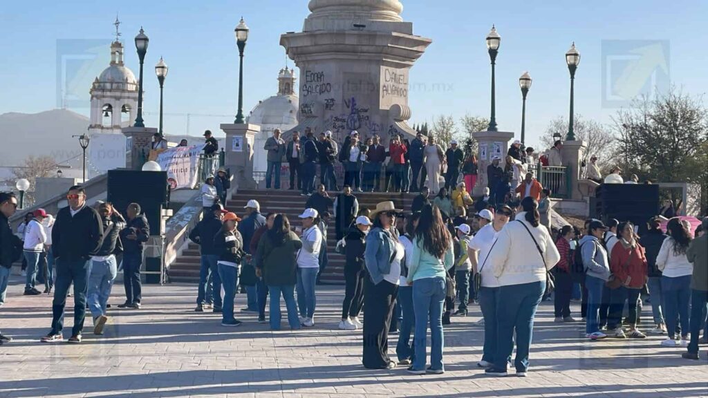 Cientos de maestros realizan marcha y plantón; bloquean el primer cuadro de la ciudad