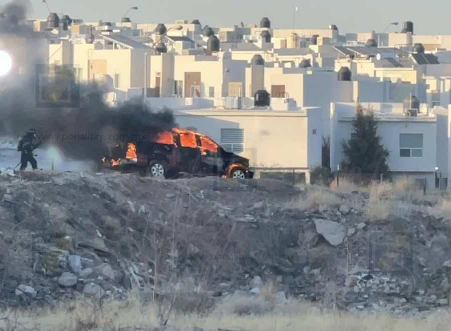 Incendio de camioneta en avenida Rivera Real