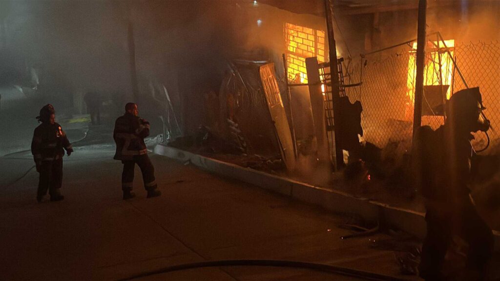 Rescatan policías municipales a adulto mayor de incendio