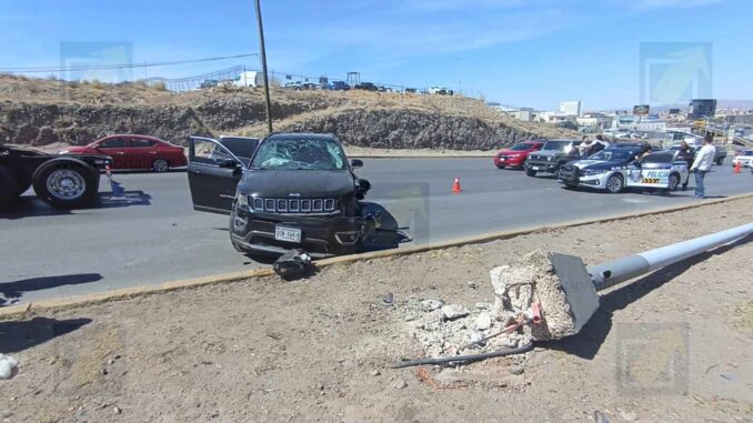 Invade carril, provoca choque y el derribo de una luminaria que cae en un tercer auto