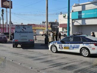 Motociclista sufre fractura tras choque con camión de valores