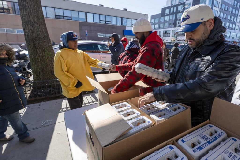 Reparto benéfico de huevos en NY dura 5 minutos ante la masiva demanda