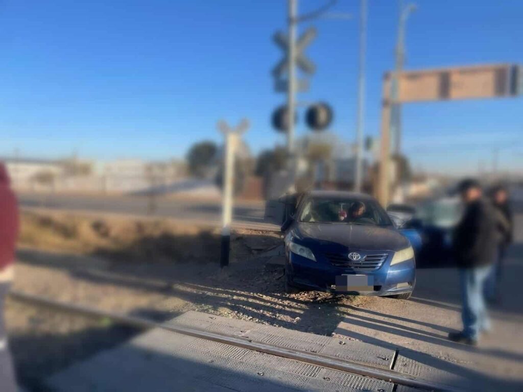 Choque entre vehículo y ferrocarril en Cuauhtémoc