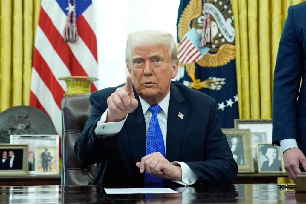 Trump mantiene imposición de aranceles en abril, pero contempla «flexibilidad»