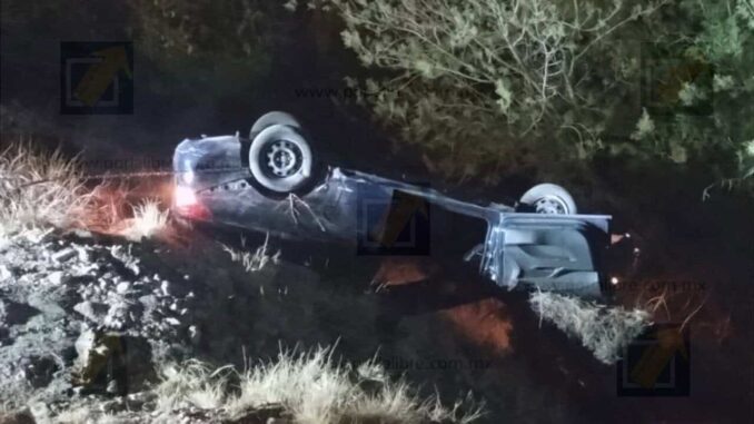 Conductor cae a barranco en el Periférico de la Juventud