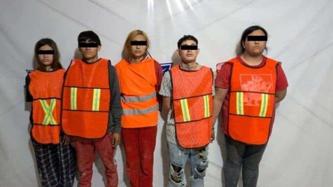 Rescatan a 3 migrantes; detienen a 7 traficantes de personas, armas y droga
