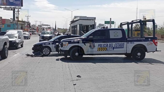 Conductora se pasa en rojo y choca con patrulla en avenida Tecnológico