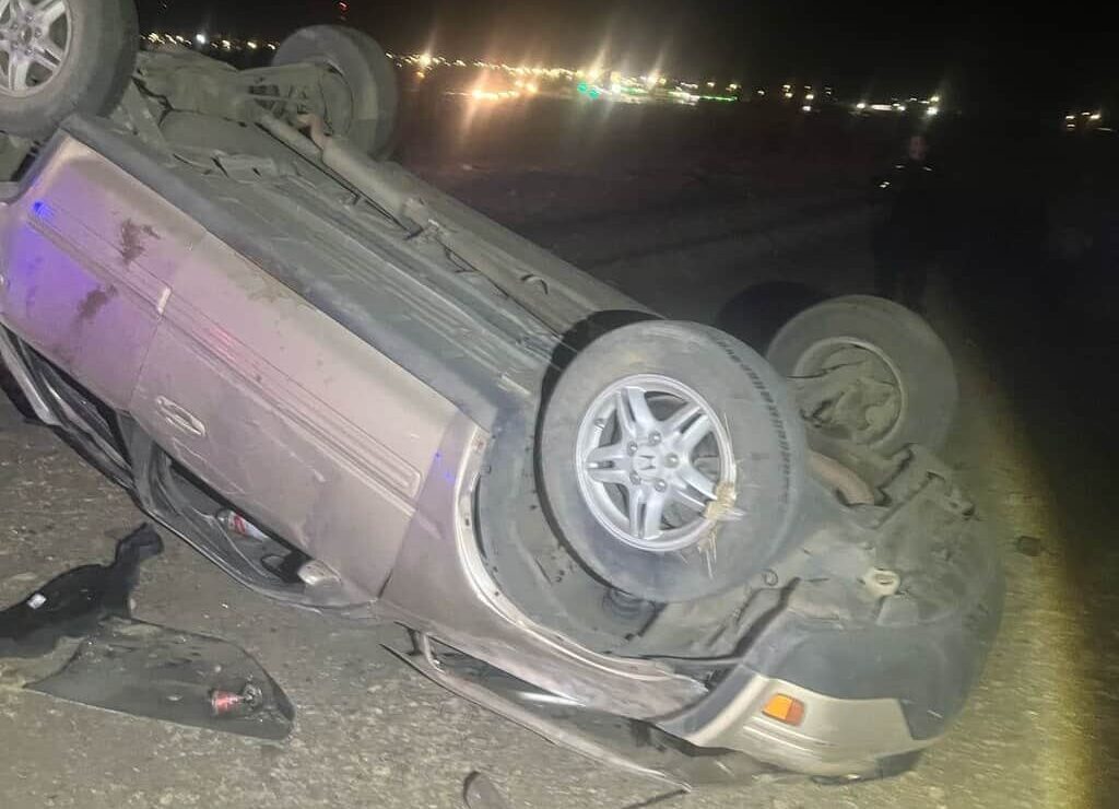 Salida de camino con volcadura cobra la vida de una mujer en Cuauhtémoc