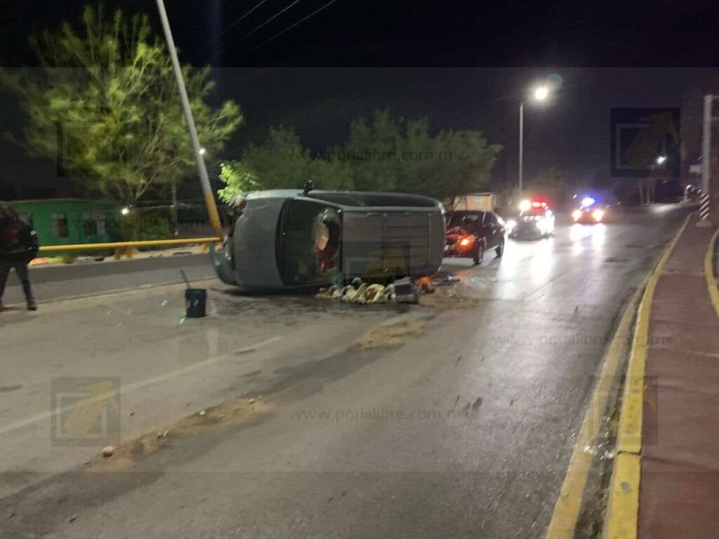 Choque y volcadura en el Fuentes Mares deja lesionados; conductor huye