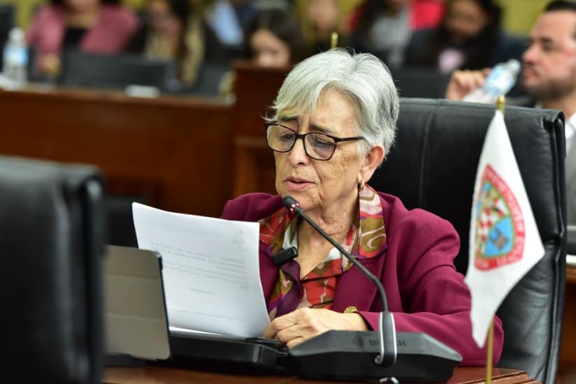 Convocan a poderes y ayuntamientos a iluminar los edificios públicos con los colores azul y morado