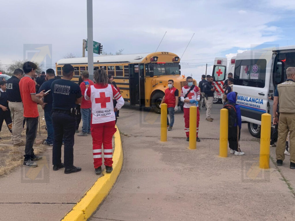 Camión escolar de secundaria de Delicias pasa por tope o bache y resultan alumnos lesionados