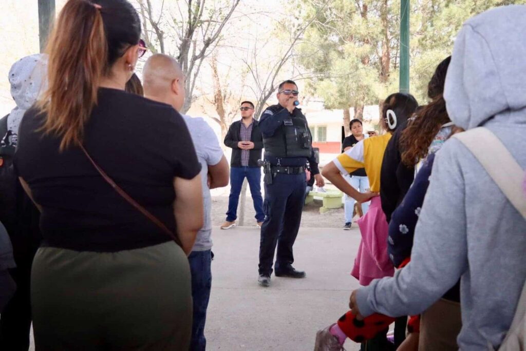 Dan plática preventiva en la secundaria 3082