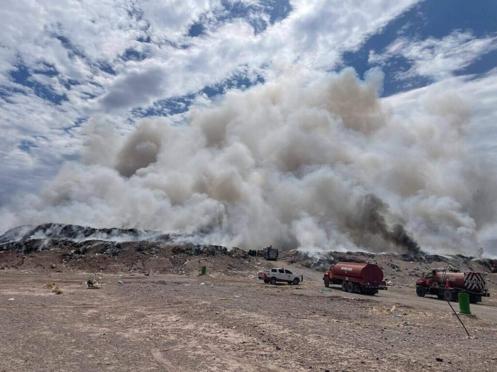 Refuerzan maniobras para sofocar el incendio en el Relleno Sanitario Regional: Valenciano