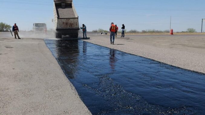 Arranca el riego de sello en la carretera a Las Cuevas para mejorar la conectividad rural