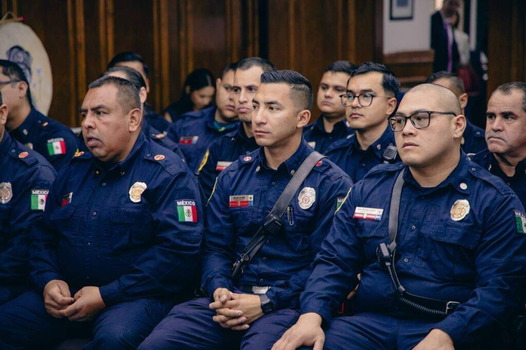 Entrega alcalde bonos a bomberos en reconocimiento a su labor