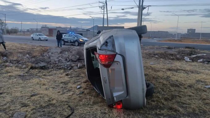 Choca contra un muro de medidores eléctricos y se vuelca en Vialidad Venezuela