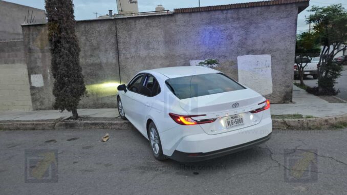 Detienen a dos jóvenes ebrios e intoxicados tras chocar contra una vivienda