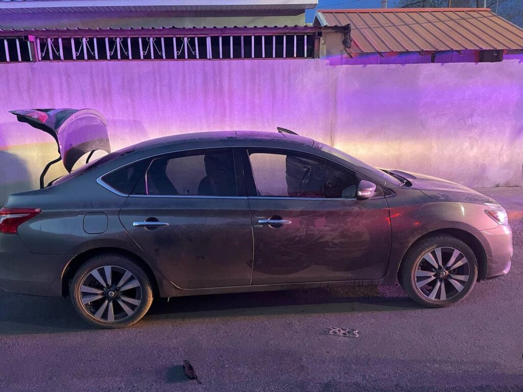 Recuperan vehículo robado, el hombre a bordo llevaba droga