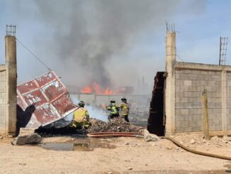 Descartan bomberos heridos en incendio de la colonia 01 de Mayo