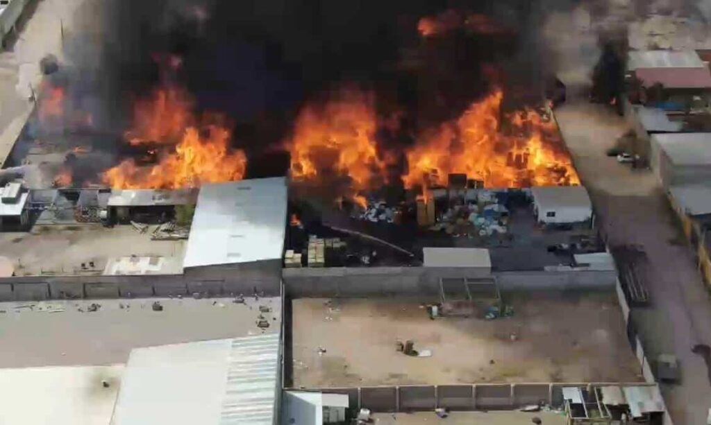 Bomberos apoyados por otras dependencias continúan el combate al incendio