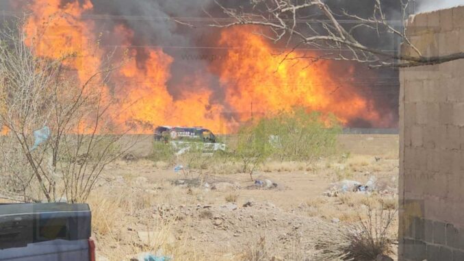 Fuerte incendio en fábrica de tarimas en la colonia 01 de Mayo; hay bomberos lesionados