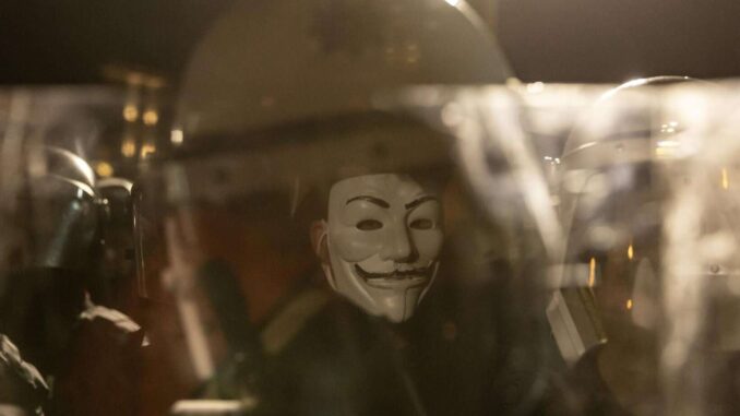 Turquía envía a prisión preventiva a 7 periodistas, incluido ganador de World Press Photo