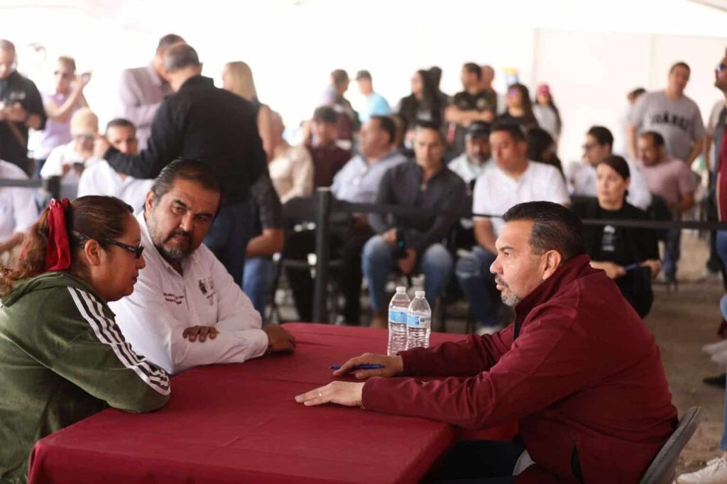 Atiende alcalde a vecinas y vecinos de la colonia Azteca