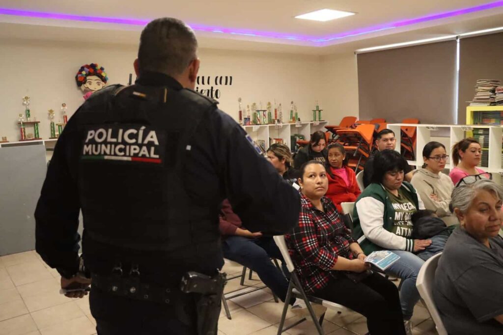 Realizan plática preventiva de adicciones a padres de primaria
