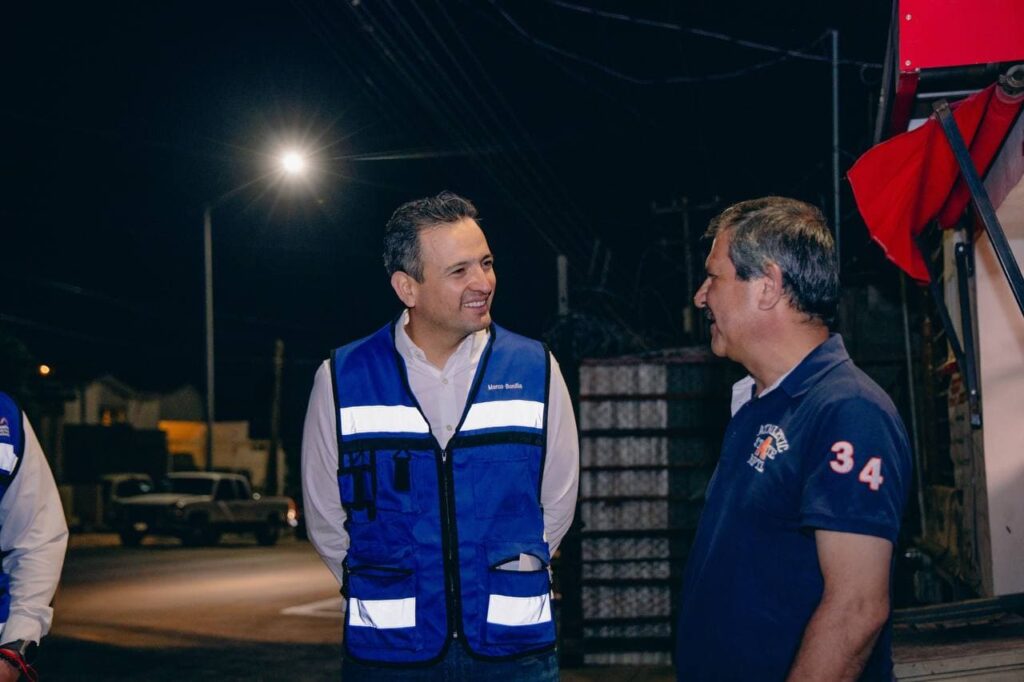 Recorre alcalde Bonilla calles del Cerro de la Cruz para verificar funcionamiento de lámparas LED