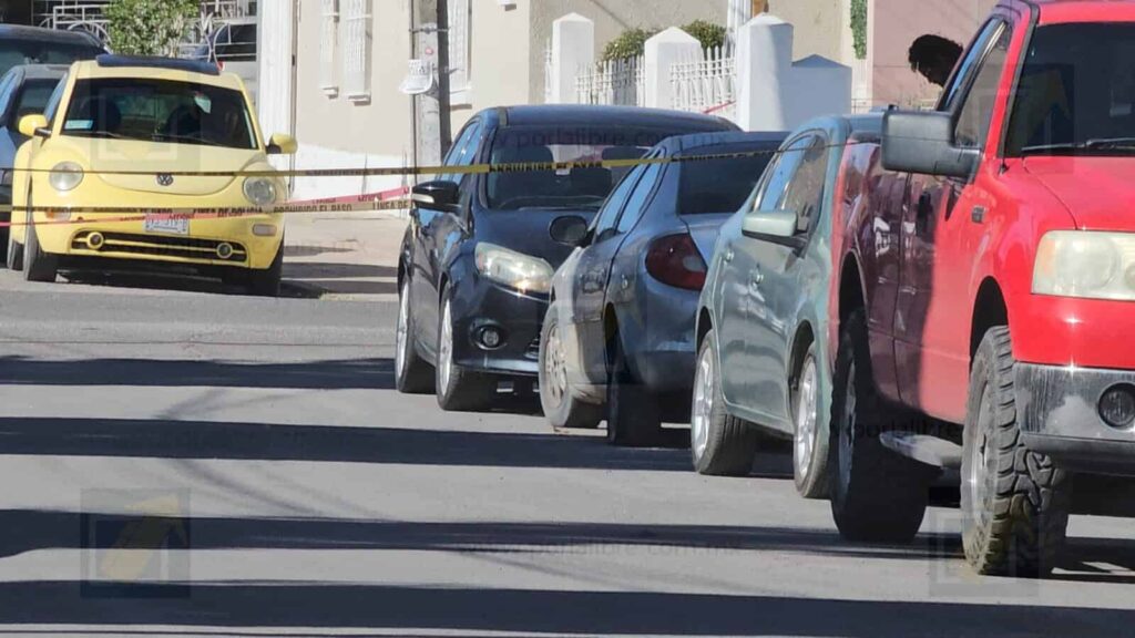 Hallan cuerpo en vehículo con reporte de robo en la zona centro