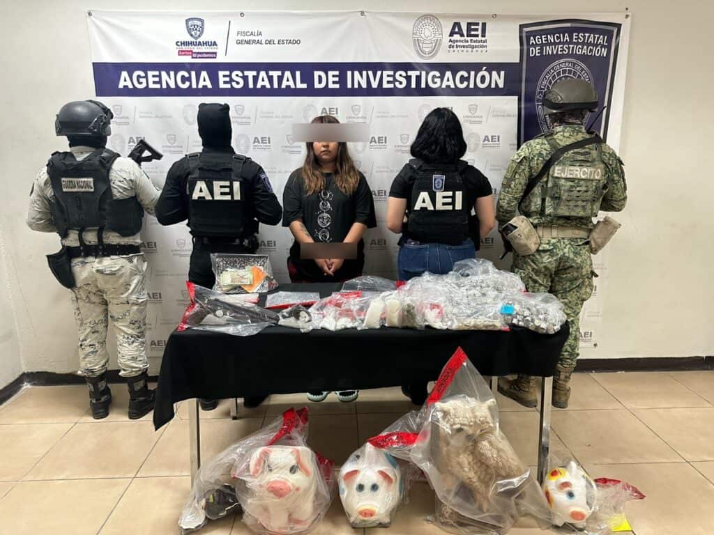 Detienen a mujer por posesión de drogas, armas de fuego, cartuchos y dinero