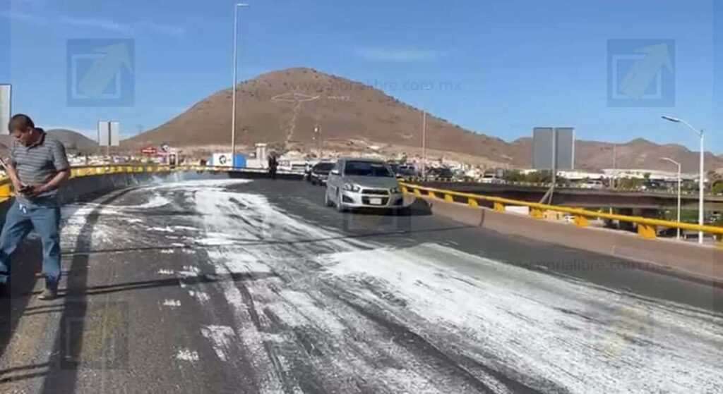 Derrame de pintura causa caos vial en el Periférico de la Juventud