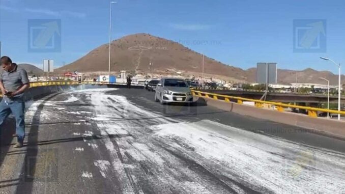 Derrame de pintura causa caos vial en el Periférico de la Juventud