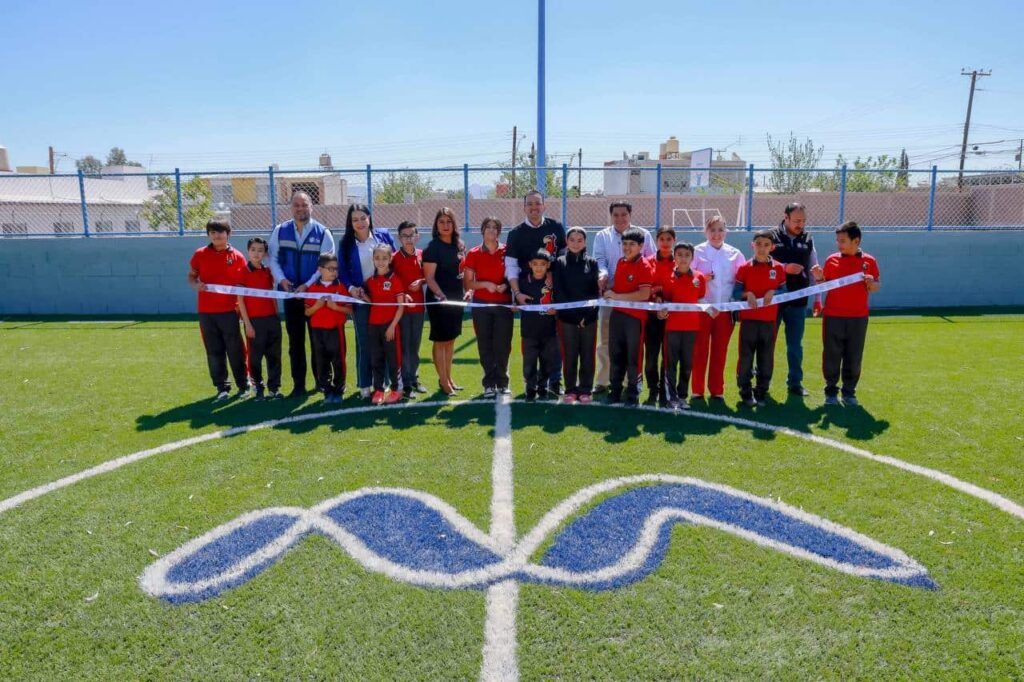 Entrega alcalde Bonilla cancha remodelada con pasto sintético en escuela Vicente Suárez