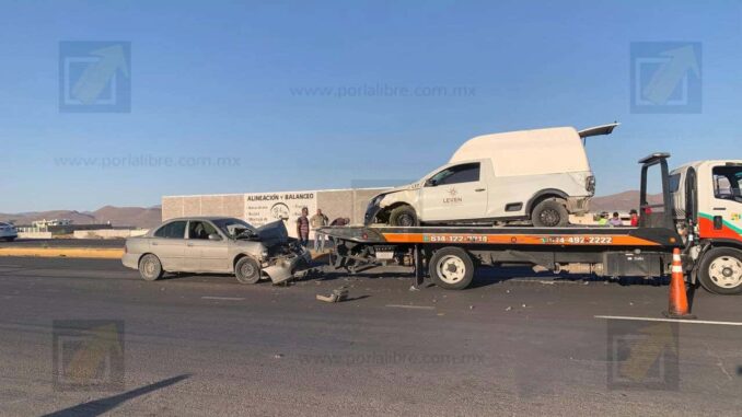 Vuelca pick up tras choque alcance en la carretera a Juárez